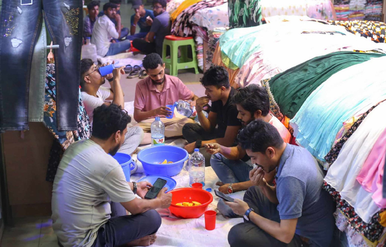 শুধু তাই নয়, ইফতারের সময় দোকানে আসা ক্রেতাদের সঙ্গে নিয়ে ইফতার করছেন দোকানিরা। ছবি: মাহবুব আলম