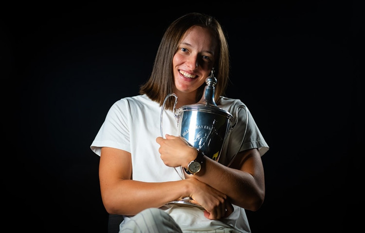 ইগা একাধারে পোল্যান্ডের ক্রীড়া-সংস্কৃতির প্রতীক, তরুণ প্রজন্মের আইডল এবং নারীদের ক্ষমতায়নের প্রতীক হয়ে উঠেছেন।