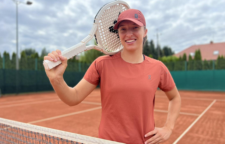 শিক্ষার পাশাপাশি ছোটবেলা থেকেই খেলার প্রতি বিশেষ আগ্রহ গড়ে ওঠে ইগার। প্রাথমিক পর্যায়ে সাঁতার শিখলেও খুব দ্রুতই টেনিসে আগ্রহ জন্মে। তার বড় বোন আগাতা সিওনতেকের দেখাদেখি তিনি টেনিস হাতে তুলে নেন। শুরুতে কিছুটা অনিচ্ছা থাকলেও পরে খেলাটির কৌশল ও প্রতিযোগিতার প্রতি ভালোবাসা গভীর হতে থাকে।