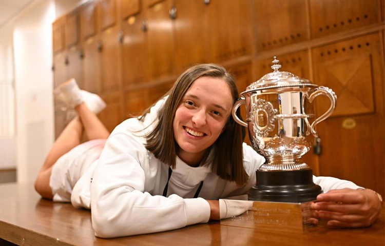 ২০২২ সালের জুনে তিনি প্রথমবারের মতো ডব্লিউটিএ র‍্যাংকিংয়ের এক নম্বরে ওঠেন। এরপর একটানা ৭০ সপ্তাহ শীর্ষস্থানে থাকার রেকর্ড গড়েন, যা গত দশকের অন্যতম বড় সাফল্য।