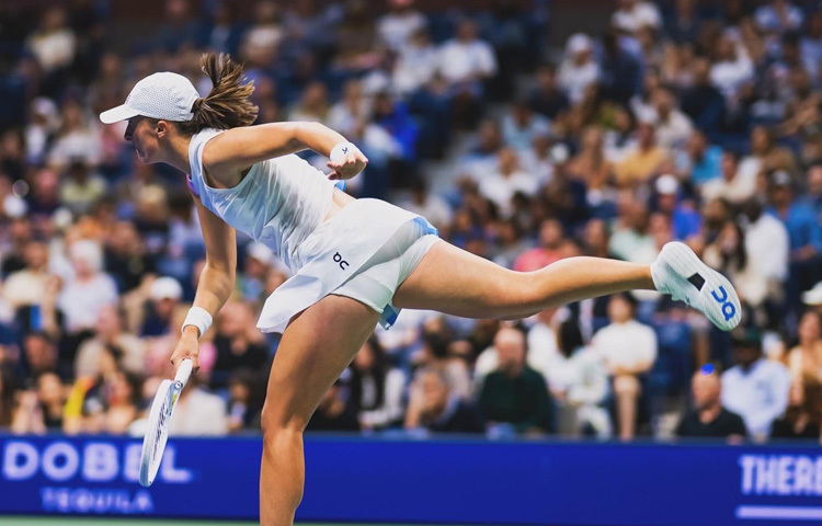 ইগা তার পেশাদার টেনিস ক্যারিয়ার শুরু করেন ২০১৬ সালে। তবে টেনিস বিশ্বের আলোচনার কেন্দ্রবিন্দুতে আসেন ২০২০ সালে ফ্রেঞ্চ ওপেন জয় করার মধ্য দিয়ে। মাত্র ১৯ বছর বয়সে গ্র্যান্ড স্লাম জিতে নেওয়া এই তরুণী ছিলেন প্রথম পোলিশ খেলোয়াড় যিনি কোনো একক গ্র্যান্ড স্লাম জিতেছেন।