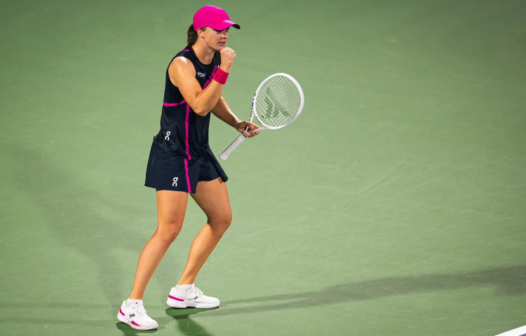 ইগা পড়াশোনা করেছেন পোল্যান্ডের একটি স্পোর্টস স্কুলে, যেখানে ক্রীড়া ও শিক্ষার মধ্যে ভারসাম্য বজায় রাখা হয়। ছোটবেলা থেকেই ছিলেন পড়াশোনায় ভালো, কিন্তু টেনিসই ধীরে ধীরে হয়ে ওঠে তার জীবনের মূল লক্ষ্য।