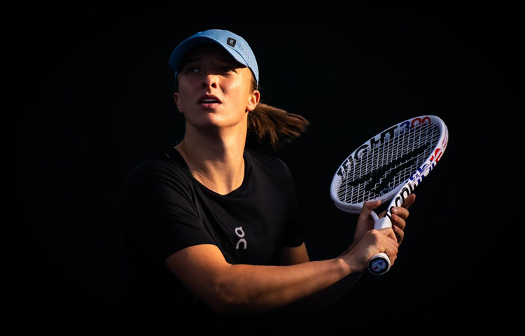 তার খেলার ধরন একটু ভিন্ন। বুদ্ধিদীপ্ত কৌশল, নিখুঁত ফোরহ্যান্ড, দুর্দান্ত রিটার্ন এবং মানসিক দৃঢ়তা তাকে টেনিস বিশ্বের এক ভয়ংকর প্রতিপক্ষ করে তুলেছে। প্রতিপক্ষকে কৌশলে ফাঁসাতে তিনি কখনো ব্যাকহ্যান্ডে ভরসা রাখেন, কখনো সার্ভ-অ্যান্ড-ভলিতে চমকে দেন।