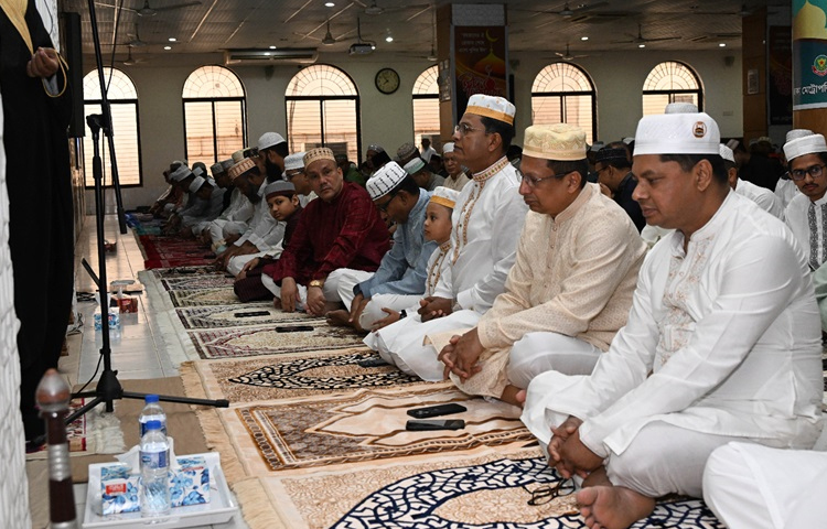 রাজারবাগ পুলিশ লাইন্সে বাংলাদেশ পুলিশ কেন্দ্রীয় জামে মসজিদে পবিত্র ঈদুল ফিতরের নামাজ আদায় করেছেন পুলিশ মহাপরিদর্শক (আইজিপি) চৌধুরী আবদুল্লাহ আল-মামুন। ছবি: তৌহিদুজ্জামান তন্ময়