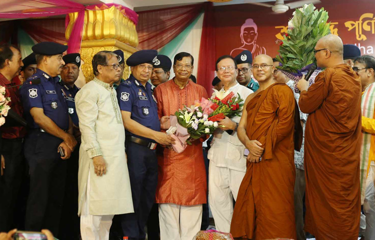 রাজধানীর মেরুল বাড্ডা আন্তর্জাতিক বৌদ্ধ বিহার পরিদর্শন করেছেন পুলিশ মহাপরিদর্শক (আইজিপি) চৌধুরী আবদুল্লাহ আল-মামুন। ছবি: মাহবুব আলম