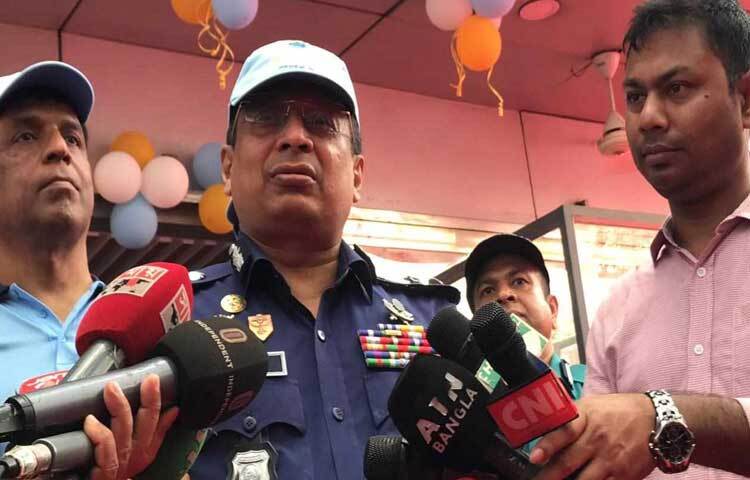 দুর্নীতিগ্রস্ত ও দুর্নীতির অভিযোগ ওঠা ব্যক্তিদের বিদেশ যাত্রার নিষেধাজ্ঞার বিষয়ে নির্দেশনা পেলে আইন অনুযায়ী ব্যবস্থা নেওয়া হবে বলে জানিয়েছেন বাংলাদেশ পুলিশের মহাপরিদর্শক (আইজিপি) চৌধুরী আবদুল্লাহ আল-মামুন। ছবি: তৌহিদুজ্জামান তন্ময়