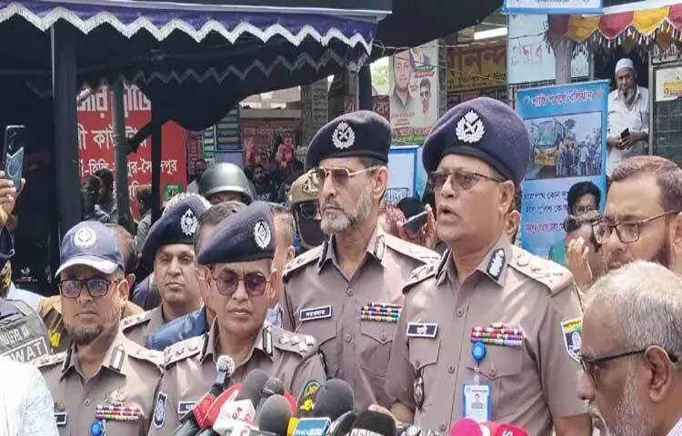 পুলিশ মহাপরিদর্শক (আইজিপি) মো. আলী হোসেন ফকির বলেছেন, বাংলাদেশের সব ইউনিটকে বলে দিয়েছি, এই ঈদযাত্রা সুষ্ঠু ও সুন্দর করার জন্য। সব ইউনিটের ফোর্স নিয়োজিত থাকবে। বাংলাদেশ পুলিশ তৎপর। অনাকাঙ্ক্ষিত ঘটনা বা কোনো অন্যায়ের সঙ্গে কোনো ধরনের কম্প্রোমাইজ নেই।