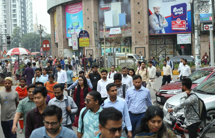 তবে ইফতারের আগ মুহূর্তে রাজধানীতে তৈরি হয় এক অসহনীয় অবস্থা। অন্যান্য সময়ের চেয়ে এসময় সড়কে যানবাহনের চাপ তুলনামূলক বেড়ে যায়। ছবি: মাহবুব আলম