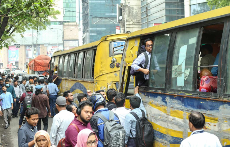 বিকেল সাড়ে ৩টায় অফিস, শিক্ষাপ্রতিষ্ঠান ছুটির পর থেকে ইফতার পর্যন্ত যানজটে স্থবির হয়ে যায় রাজধানীর সড়ক। দ্রুত ঘরে ফিরতে বাস ছেড়ে অন্য গণপরিবহনে চড়তে চাইলে যাত্রীদের গুনতে হচ্ছে বাড়তি ভাড়া। ছবি: মাহবুব আলম