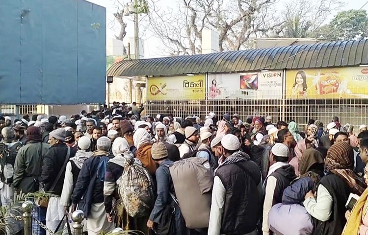 বিশ্ব ইজতেমার প্রথম পর্ব শেষে ভারতীয় মুসল্লিরা দেশে ফিরতে শুরু করেছেন। সকাল থেকে যশোরের বেনাপেল বন্দরে মুসল্লিদের উপচে পড়া ভিড় লক্ষ্য করা গেছে। ছবি: জামাল হোসেন