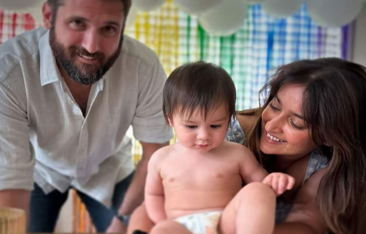 নিয়মিত সামাজিকমাধ্যমে প্রথম সন্তান কোয়া ফিনিক্স ডোলানের সঙ্গে আদুরে সব ছবি পোস্ট করেন তিনি।