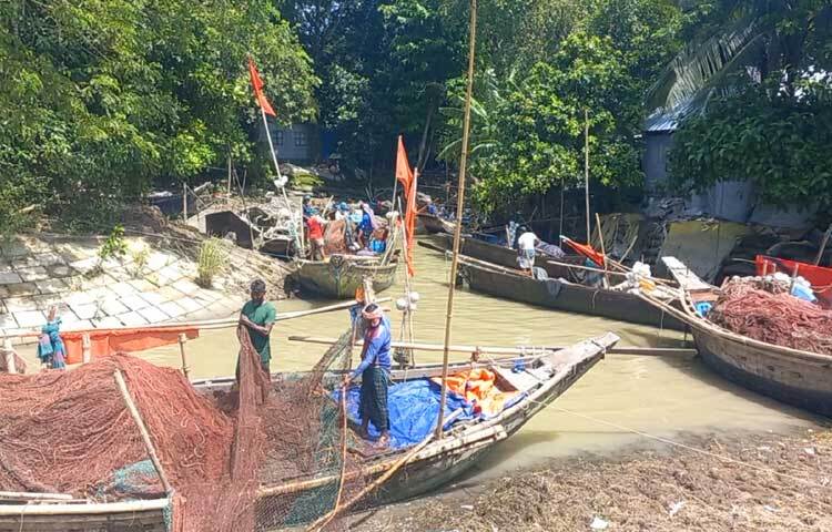 চাঁদপুরের পদ্মা-মেঘনা নদীতে ২২ দিনের জন্য ইলিশসহ সবধরনের মাছ ধরা নিষিদ্ধ ঘোষণা করা হয়েছে। ১২ অক্টোবর থেকে ৩ নভেম্বর পর্যন্ত এ নিষেধাজ্ঞা চলবে। ছবি: জাগো নিউজ