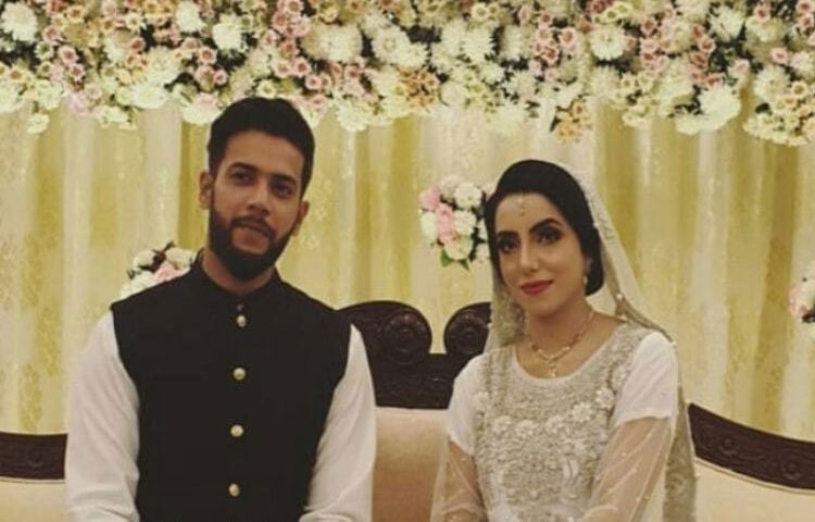 ইমাদ ওয়াসিম: অলরাউন্ডার ইমাদ ওয়াসিম বিয়ে করেন ব্রিটিশ-পাকিস্তানি মডেল আমনা ওয়াসিমকে। এই দম্পতি সবসময়ই ফ্যাশন সচেতন ও আধুনিক জীবনের প্রতীক হিসেবে পরিচিত।