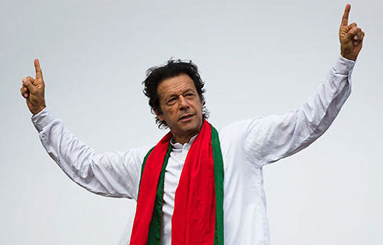 ফাইনালের শেষে ইমরান যখন ট্রফি হাতে তুলেছিলেন, তখন তার চোখে শুধু আনন্দ নয়, ছিল সংগ্রামের ক্লান্তি আর আত্মবিশ্বাসের ঝলক। ক্রিকেট তখন জানল-নেতৃত্ব মানে শুধু কৌশল নয়, মানসিক দৃঢ়তা।