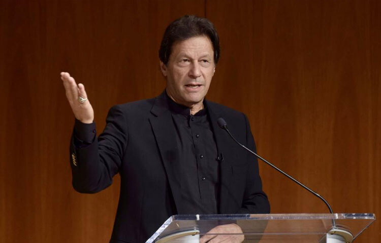 ১৯৯৬ সালে প্রতিষ্ঠা করেন পাকিস্তান তেহরিক-ই-ইনসাফ (পিটিআই) দল। শুরুটা ছিল কঠিন, কারণ তার পাশে তখন কেউ ছিল না। তবুও তিনি বিশ্বাস রেখেছিলেন, একদিন পরিবর্তন আসবেই।