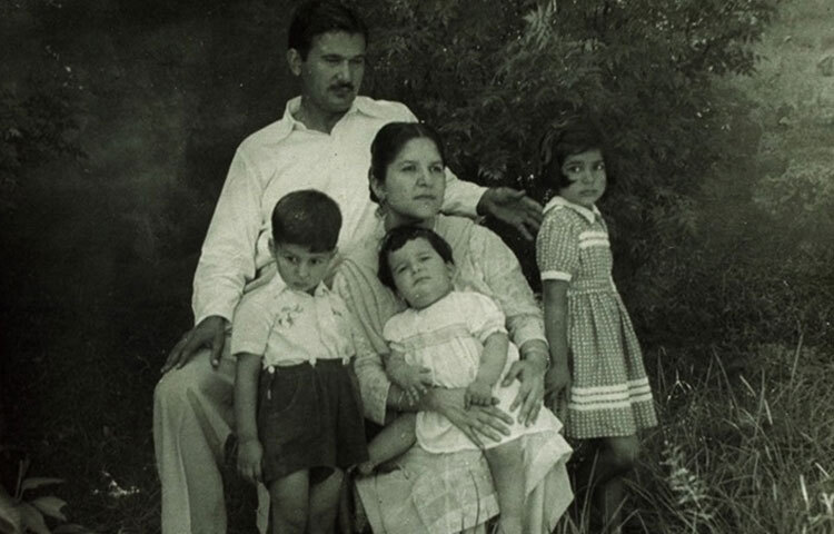 ১৯৫২ সালের এই দিনে পাকিস্তানের লাহোরে ইমরান আহমেদ খান নিয়াজির জন্ম। পরিবারের অবস্থান ছিল সম্ভ্রান্ত, কিন্তু ছোটবেলা থেকেই তার মন টানত ক্রিকেটের দিকে। অন্য ছেলেরা যখন কেবল খেলায় মেতে থাকত, তখন ইমরান বলের গতি, দিক আর সুইং বোঝার চেষ্টা করতেন।