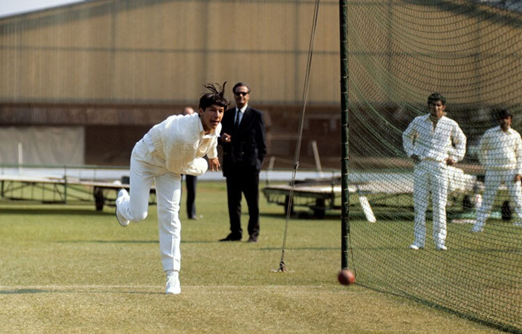 স্কুল-কলেজ পেরিয়ে ইংল্যান্ডের অক্সফোর্ড বিশ্ববিদ্যালয়ে পড়তে গিয়েও ক্রিকেট তাকে ছাড়েনি। বরং ইংল্যান্ডের কঠিন আবহাওয়ার মধ্যে খেলে, ধৈর্য ও নিয়ন্ত্রণ শিখেছিলেন তিনি। সেখানেই জন্ম নেয় ভবিষ্যতের সেই লড়াকু বোলারের মানসিকতা।