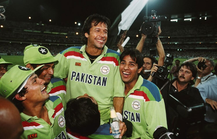 ঠিক তখনই তিনি পুরো দলকে এক সিংহে পরিণত করেছিলেন, যারা প্রতিপক্ষকে ভয় নয়, চ্যালেঞ্জ হিসেবে দেখেছিল। ফলাফল পাকিস্তানের ইতিহাসে প্রথম ও একমাত্র বিশ্বকাপ জয়।
