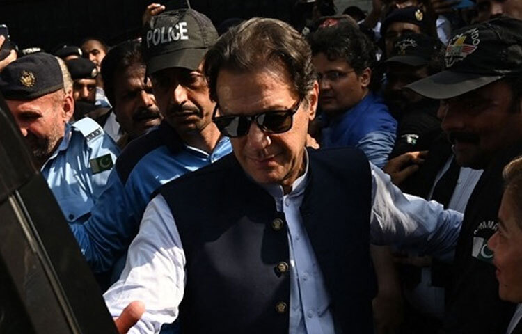 বর্তমানে তিনি রাজনীতির কঠিন সময় পার করছেন, কিন্তু তার ভক্তদের চোখে তিনি এখনো সেই অদম্য ইমরান।