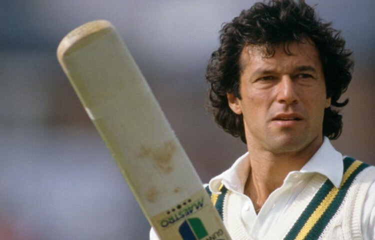 ১৯৭১ সালে পাকিস্তান দলে অভিষেক হয় ইমরানের। শুরুটা সহজ ছিল না। বলের গতি ছিল, কিন্তু ধার ছিল না; প্রতিভা ছিল, কিন্তু আত্মবিশ্বাসের অভাবও কম ছিল না।