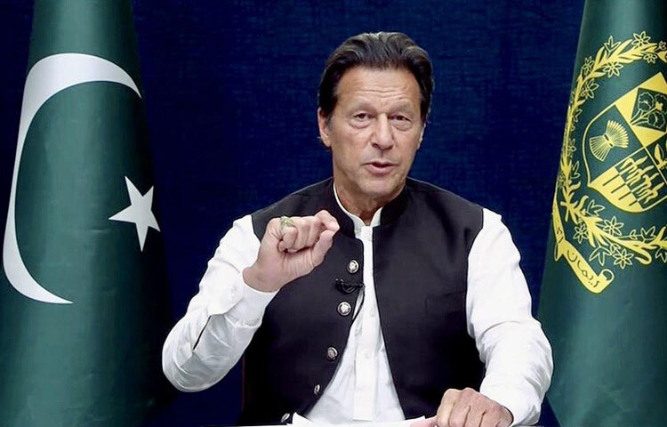 ২০১৮ সালে তার সেই বিশ্বাস বাস্তবে রূপ নেয়, তিনি পাকিস্তানের প্রধানমন্ত্রী হন। যদিও রাজনীতির মাঠ ছিল ক্রিকেটের চেয়েও কঠিন, তবুও ইমরান তার নীতিতে অটল ছিলেন। দুর্নীতি, বৈষম্য, ও অন্যায়ের বিরুদ্ধে ছিলেন সরব।