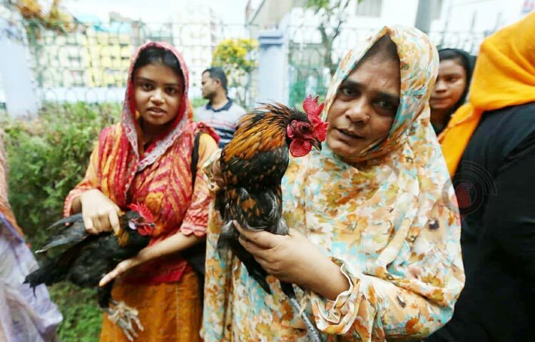 শোক ও ধর্মীয় ভাবগাম্ভীর্যের মধ্য দিয়ে আজ সকালে পুরান ঢাকার ঐতিহাসিক হোসেনি দালান ইমামবাড়া থেকে মিছিল যাত্রা শুরু করে। শিয়া সম্প্রদায়ের হাজারো মানুষ এই শোক মিছিলে অংশ নেন। অনেকে দেশি মোরগ-মুরগি নিয়ে যোগ দেন মিছিলে। মুখে মুখে ধ্বনিত হয় ‘হায় হোসেন’, ‘হায় হোসেন’, ‘ইয়া হোসেন’, ‘ইয়া আব্বাস’। ছবি: মাহবুব আলম
