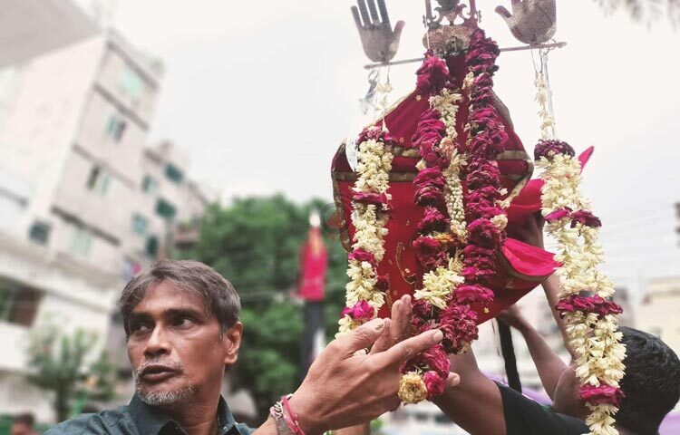 শিয়া সম্প্রদায়ের হাজারো মানুষ এই শোক মিছিলে অংশ নেন। তারা সবাই কালো পোশাকে পরে, হাতে প্রতীকী ছুরি, নিশান, আলাম, বেস্তা ও কারবালার স্মৃতিচিহ্ন নিয়ে যোগ দেন মিছিলে। মুখে মুখে ধ্বনিত হয় ‘হায় হোসেন’, ‘হায় হোসেন’, ‘ইয়া হোসেন’, ‘ইয়া আব্বাস’। কারবালার হৃদয়বিদারক ঘটনার স্মরণে মিছিলে অংশ নেওয়া অনেককে শোকে মাতম করতেও দেখা গেছে। ছবি: মাহবুব আলম