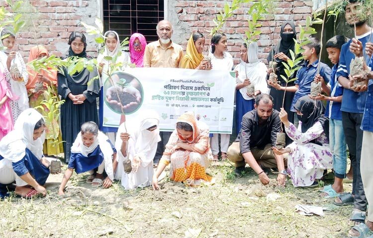 বিশ্ব পরিবেশ দিবসে সারাদেশে একসঙ্গে ৫ সহস্রাধিক বৃক্ষরোপণ করেছে ৬৪টি পরিবেশবাদী সংগঠনের ১ হাজার ৭০০ স্বেচ্ছাসেবী। দেশের তারুণ্যভিত্তিক পরিবেশবাদী সংগঠন মিশন গ্রিন বাংলাদেশ-এর আয়োজনে সারাদেশে এই ভিন্নরকম কর্মসূচি পালন করা হয়। ছবি-সংগৃহীত