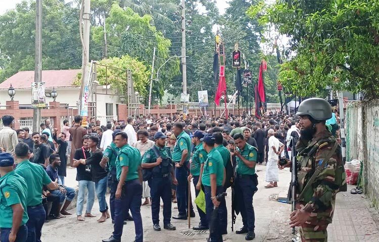 পবিত্র আশুরার তাজিয়া মিছিল ঘিরে হোসেনি দালান ইমামবাড়ায় ব্যাপক নিরাপত্তা ব্যবস্থা গ্রহণ করেছে আইনশৃঙ্খলা রক্ষাকারী বাহিনী। পুরো ইমামবাড়া এলাকা নিরাপত্তার চাদরে ঢাকা।  ছবি: মাহবুব আলম