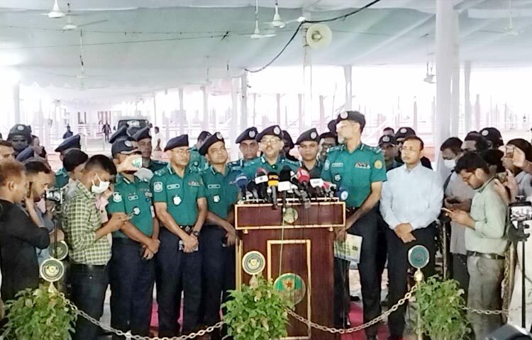 পবিত্র ঈদুল আজহায় রাজধানী ঢাকার একটি ঈদ জামাতও নিরাপত্তার বাইরে থাকবে না বলে জানিয়েছেন ঢাকা মেট্রোপলিটন পুলিশ (ডিএমপি) কমিশনার শেখ মো. সাজ্জাত আলী। আজ সকালে জাতীয় ঈদগাহ মাঠের নিরাপত্তা ব্যবস্থা পরিদর্শন শেষে তিনি এ কথা জানান। ছবি-সংগৃহীত