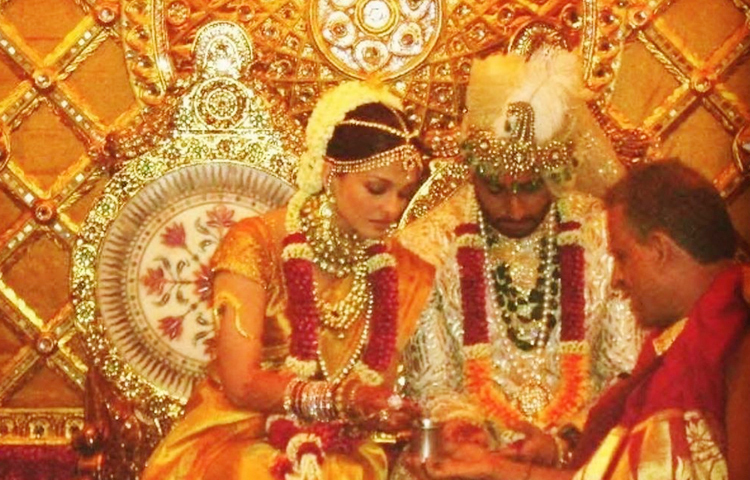 বিশ্বের সবচেয়ে বড় গণতান্ত্রিক দেশ ভারত। এই দেশটির মাঙ্গলিক সমাজে সব মেয়েদের প্রথমে কোনো একটি গাছের সঙ্গে বিয়ে দেওয়া হয়। বিয়ের পর গাছটি কেটে ফেলা হয়। মনে করা হয় যেসব মেয়েরা মাঙ্গলিক হয়। বিয়ের পর পরই তাদের স্বামীর মৃত্যুর হয়। এই অভিশাপ থেকে বাঁচতে প্রথমে তাদের গাছের সঙ্গে বিয়ে দিয়ে তা ধ্বংস করে ফেলা হয়। বলিউডের জনপ্রিয় নায়িকা ঐশ্বরিয়া রাই বচ্চনও মাঙ্গলিক ছিলেন। তার প্রথম বিয়েও গাছের সঙ্গেই হয়েছিল। ছবি: সংগৃহীত