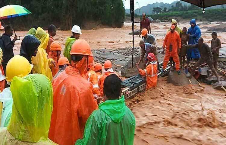 ভারতের কেরালা রাজ্যে ভয়াবহ ভূমিধসে এখন পর্যন্ত দেড় শতাধিক মানুষ প্রাণ হারিয়েছে।