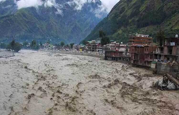 ভারতের রাজস্থানে ভারী বৃষ্টিতে অন্তত ২০ জন প্রাণ হারিয়েছেন। পাঞ্জাবে মারা গেছেন আরও সাতজন। টানা বর্ষণে ডুবে গেছে রাজধানী নয়াদিল্লিও। হিমাচল প্রদেশে আকস্মিক বন্যা ও ভূমিধসে বন্ধ হয়ে গেছে প্রায় ৩০০ সড়ক। ছবি: সংগৃহীত