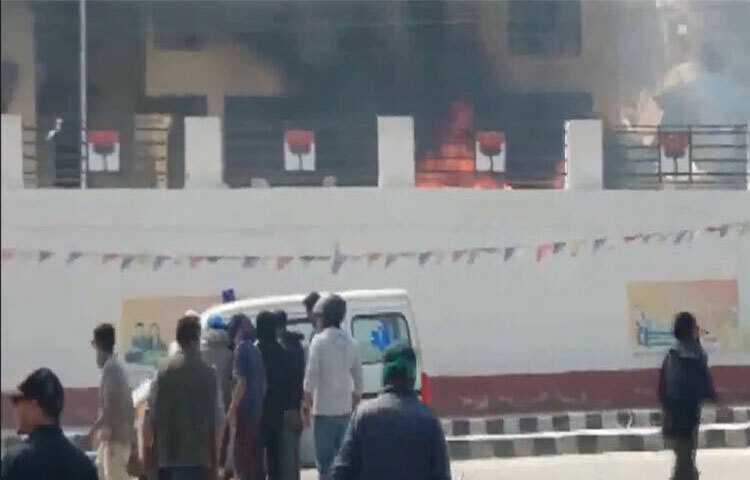 লাদাখ রাজ্যের মর্যাদা ও ষষ্ঠ তফসিলের দাবিতে ডাকা বন্‌ধ চলাকালে লে শহরে বিজেপির কার্যালয়ের সামনে সহিংস বিক্ষোভ ছড়িয়ে পড়েছে। ছবি: এএনআইয়ের এক্স অ্যাকাউন্ট