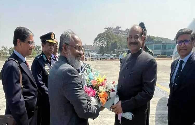 বাংলাদেশের নতুন মন্ত্রিসভার শপথগ্রহণ অনুষ্ঠানে অংশ নিতে ঢাকায় এসেছেন ভারতের স্পিকার ওম বিরলা। ভারতীয় বিমানবাহিনীর বিশেষ উড়োজাহাজে তিনি মঙ্গলবার সকালে ঢাকায় অবতরণ করেন।