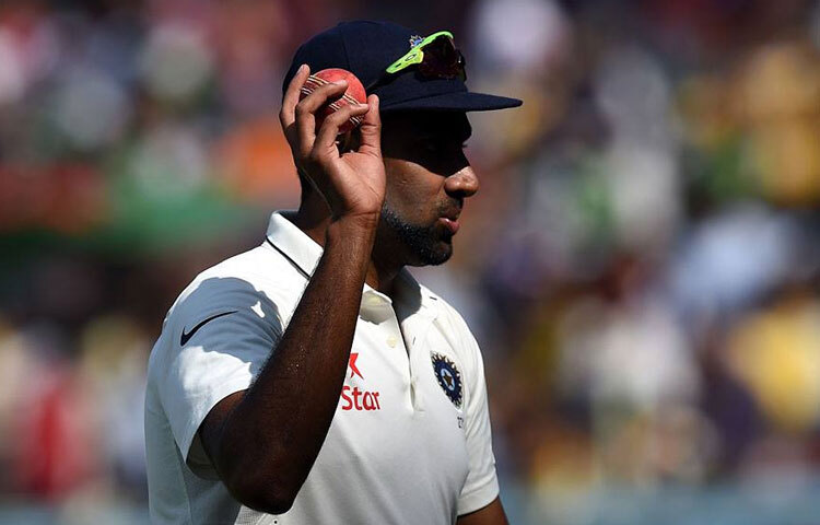 অশ্বিন শুধু অফ স্পিনেই সীমাবদ্ধ নন; ক্যারম বল, ডুসরা, ভ্যারিয়েশন-সবকিছুতেই তিনি পারদর্শী। প্রতিটি ম্যাচে নতুন কিছু উপহার দেওয়ার মানসিকতা তাকে আলাদা করেছে। প্রতিপক্ষ ব্যাটসম্যানের দুর্বলতা খুঁজে বের করে কৌশল সাজানোই তার আসল শক্তি।