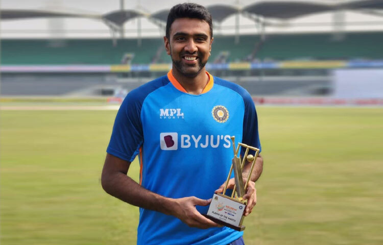 প্রথমদিকে মিডিয়াম পেসার হিসেবে খেলা শুরু করলেও পরবর্তীতে কোচের পরামর্শে অফ স্পিন বোলিংয়ে মনোনিবেশ করেন। এই পরিবর্তনই তার ভাগ্য বদলে দেয়।