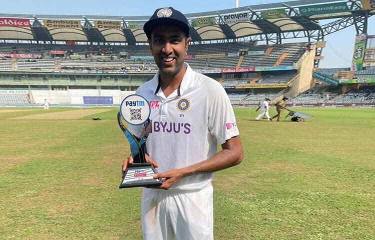 ২০১০ সালে জিম্বাবুয়ের বিপক্ষে ওয়ানডে দিয়ে আন্তর্জাতিক ক্রিকেটে অভিষেক হয় অশ্বিনের। শুরুর দিকেই তিনি ব্যাটিং ও বোলিং-দুই ক্ষেত্রেই কার্যকর প্রমাণিত হন। তবে আসল উত্থান ঘটে টেস্ট ক্রিকেটে।