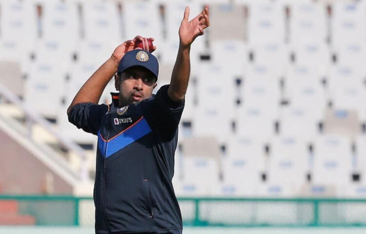 শৈশব থেকেই অশ্বিন পড়াশোনার পাশাপাশি খেলাধুলায় মনোযোগী ছিলেন। ইঞ্জিনিয়ারিংয়ের ছাত্র হয়েও ক্রিকেটের প্রতি তার অনুরাগ থেমে থাকেনি।