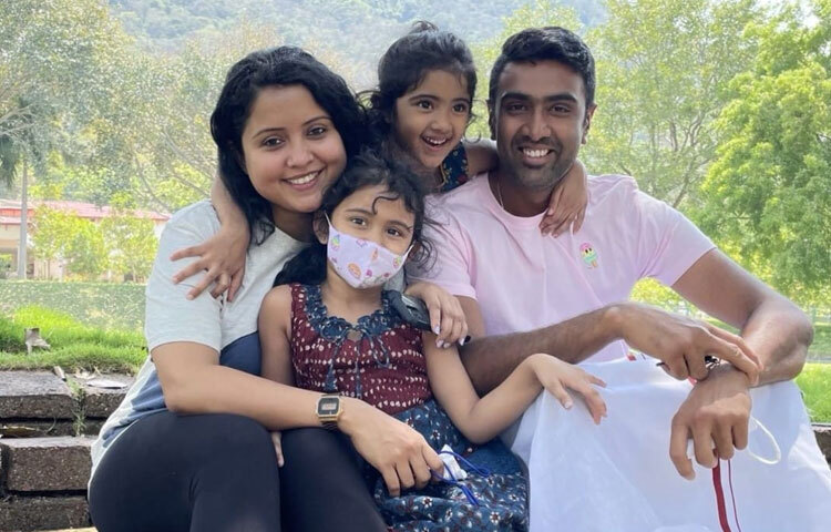 অশ্বিন মাঠের বাইরেও সমান জনপ্রিয়। স্ত্রী প্রীতি নারায়ণন ও দুই কন্যাকে নিয়ে তার পরিবার সুখী ও আলোচিত। ক্রিকেট ছাড়াও বিভিন্ন সামাজিক কর্মকাণ্ডে তার সম্পৃক্ততা প্রশংসিত।