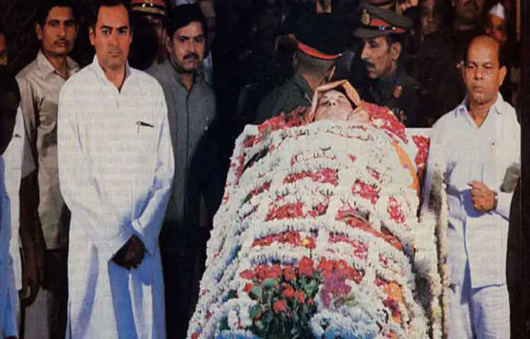 অপারেশন ব্লু স্টারের প্রতিক্রিয়ায় ১৯৮৪ সালের  ৩১ অক্টোবর নিজেরই দেহরক্ষীর গুলিতে নিহত হন ইন্দিরা গান্ধী। তার মৃত্যু শুধু ভারতের জন্য নয়, বিশ্বরাজনীতির জন্যও ছিল এক বড় আঘাত।