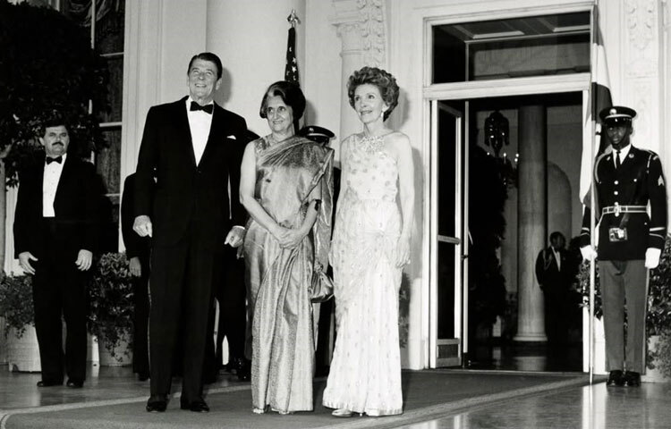 ইন্দিরা গান্ধীর জীবনের আলো যেমন উজ্জ্বল, ছায়াও তেমনি ঘন। তার শাসনামল বিতর্কমুক্ত ছিল না।