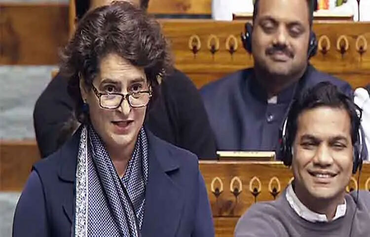 ভারতীয় জাতীয় কংগ্রেসের কার্যক্রমে যুক্ত হওয়ার পর ধীরে ধীরে তিনি হয়ে ওঠেন দলের অন্যতম প্রভাবশালী মুখ। ১৯৫৯ সালে তিনি কংগ্রেসের সভানেত্রী হন-যা ছিল তার স্বাধীন রাজনৈতিক যাত্রার প্রথম বড় সোপান। এরপর ১৯৬৬ সালে লাল বাহাদুর শাস্ত্রীর মৃত্যুর পর তিনি ভারতের তৃতীয় প্রধানমন্ত্রী হন।