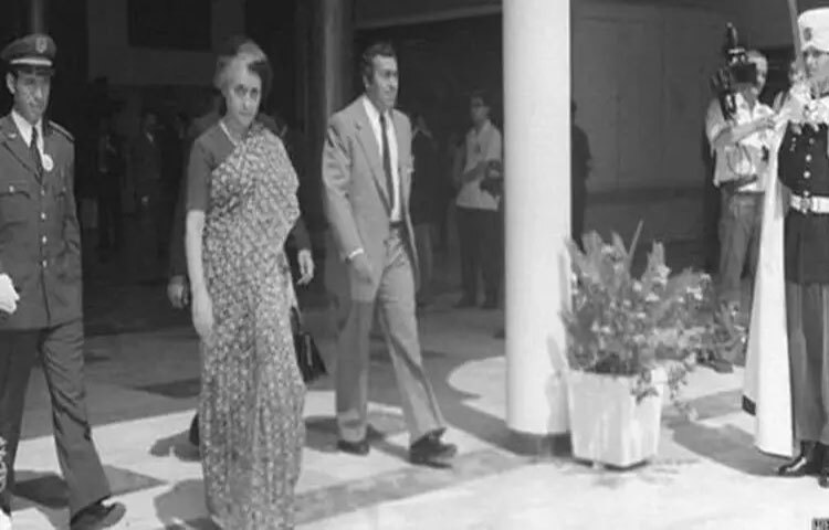 মা কমলা নেহরুর দীর্ঘ রোগভোগ এবং রাজনৈতিক অস্থিরতার কারণে ছোটবেলা থেকেই ইন্দিরার জীবনে ছিল একধরনের কঠোরতা। পরে ফারোজ গান্ধীকে বিয়ে করা, দাম্পত্যের টানাপোড়েন, সন্তানদের বড় করে তোলা সবই ব্যক্তিজীবনে তাকে মানসিকভাবে আরও কঠিন করে তোলে। কিন্তু এই কঠোরতাই তাকে ভবিষ্যতের ‘আয়রন লেডি’ হতে সাহায্য করে।