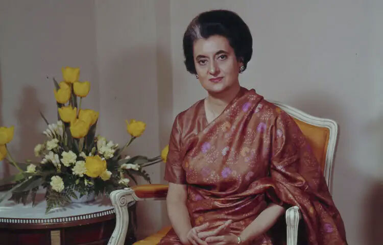 ১৯১৭ সালের এই দিনে আল্লাহাবাদে জন্ম নেওয়া ইন্দিরা প্রিয়দর্শিনী নেহরু ছোটবেলা থেকেই রাজনৈতিক পরিবেশে বেড়ে ওঠেন। বাবা জওহরলাল নেহরু ছিলেন ভারতের স্বাধীনতা সংগ্রামের অন্যতম নেতাদের একজন। স্বাধীনতার স্বপ্ন, আন্দোলনের উত্তাপ, স্বরাজের দাবি সবই তার শৈশবে জড়িয়ে ছিল। মাত্র ১৫ বছর বয়সেই ‘বানর সেনা’ নামে শিশু সংগঠন গড়ে স্বাধীনতা সংগ্রামে অংশ নেওয়া ছিল তার রাজনৈতিক চেতনার প্রথম প্রকাশ।