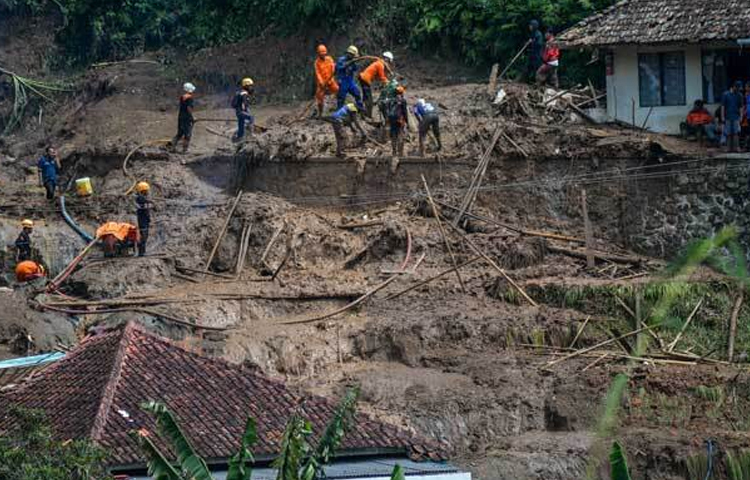 ইন্দোনেশিয়ায় ভূমিধসে চারজনের মৃত্যু হয়েছে। এছাড়া নিখোঁজ রয়েছে আরও ছয়জন। ছবি: সংগৃহীত