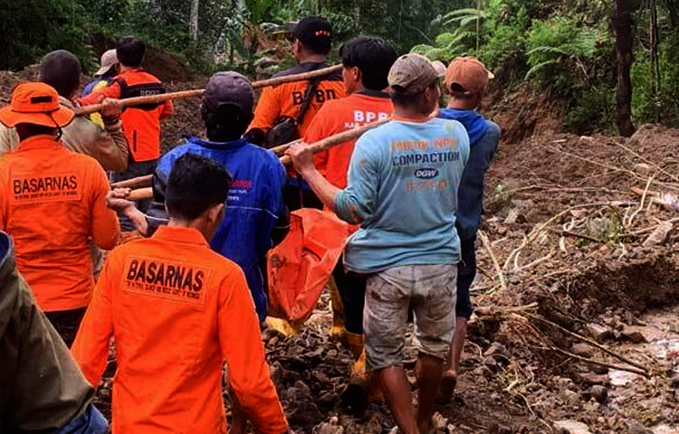 ইন্দোনেশিয়ায় ভূমিধসের ঘটনায় কমপক্ষে ১৯ জন নিহত হয়েছে। এছাড়া এখনো নিখোঁজ রয়েছে আরও দুজন। ছবি: এএফপি