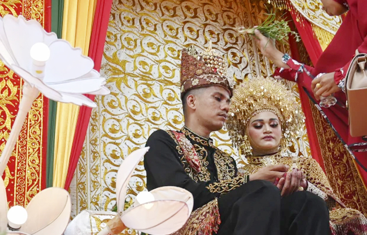 দ্বীপবেষ্টিত দেশ ইন্দোনেশিয়ায় অসংখ্য ক্ষুদ্র নৃগোষ্ঠীর বসবাস। এদেশের এক ক্ষুদ্র নৃ-গোষ্ঠীর রীতি অনুযায়ী বিয়ের পর নবদম্পতিকে তিনদিন ও তিনরাত পর্যন্ত ঘরে আটকে রাখা হয়। এই সময়টা নবদম্পতি কোনোভাবেই টয়লেট ব্যবহার করতে পারবে না। এমন নির্দয় কারাদণ্ডের কারণ, এতে দম্পতির ভবিষ্যত সন্তান সুস্বাস্থ্যের অধিকারী হবে। এমনটাই বিশ্বাস করেন এই সমাজের লোকেরা। ছবি: সংগৃহীত