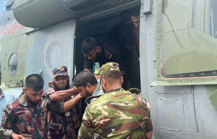 মিয়ানমার সীমান্তে স্থলমাইন বিস্ফোরণে আহত হাতির চিকিৎসা দিতে গিয়ে হাতির আক্রমণে গুরুতর আহত হয়েছেন ২ চিকিৎসকসহ তিনজন। তাদের উন্নত চিকিৎসার জন্য বর্ডার গার্ড বাংলাদেশ (বিজিবি)-এর হেলিকপ্টারে কক্সবাজারের রামু থেকে ঢাকায় আনা হয়েছে। ছবি: তৌহিদুজ্জামান তন্ময়