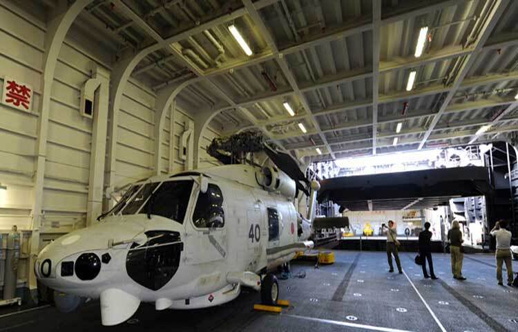 জাপানে দুইটি সামরিক হেলিকপ্টার বিধ্বস্ত হয়েছে। এতে এখন পর্যন্ত একজন নিহত হয়েছেন বলে খবর পাওয়া গেছে। তবে নিখোঁজ রয়েছেন সাতজন। ছবি: এএফপি